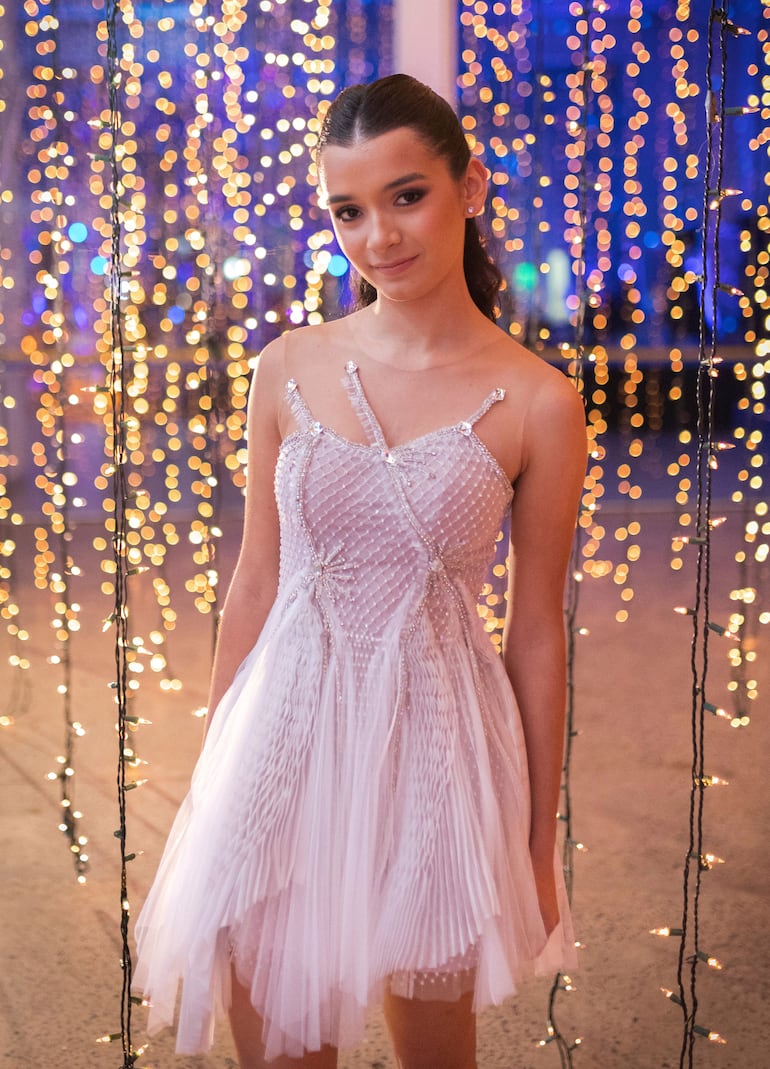 Ximena lució un vestido diseñado por Ilse Jara con detalles de constelaciones.