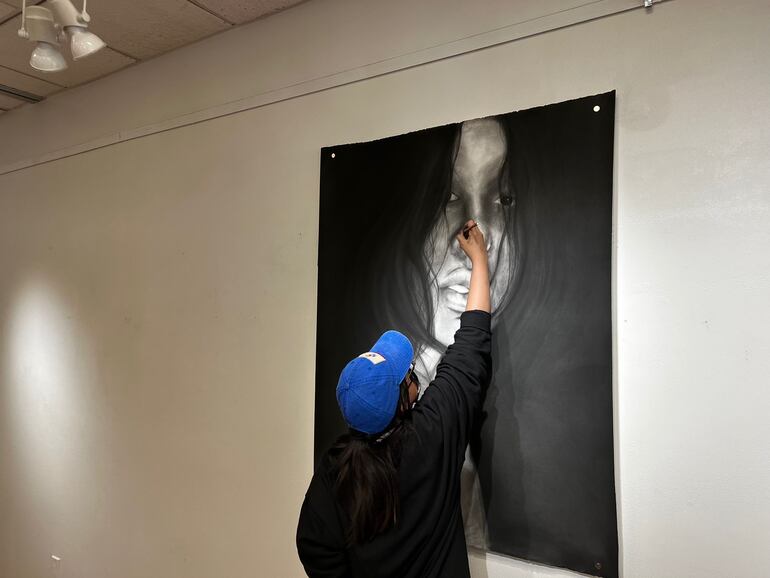 Rebeca Villasanti en pleno proceso de preparación de las obras para la exposición.