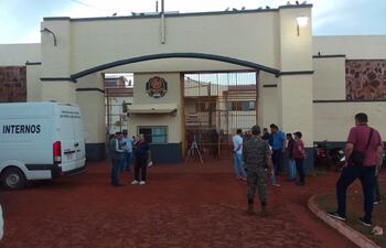 El abogado de uno de los reclusos de la Penitenciaría Regional de Pedro Juan Caballero advirtió sobre la posible gestación de otro tiroteo mortal en el penal similar al registrado ayer.