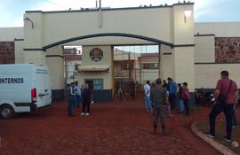 El abogado de uno de los reclusos de la Penitenciaría Regional de Pedro Juan Caballero advirtió sobre la posible gestación de otro tiroteo mortal en el penal similar al registrado ayer.