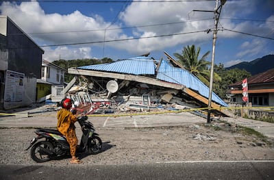 Una motocicleta se detiene junto a un edificio derrumbado luego de un terremoto de magnitud 7,7 en Borong, East Manggarai, East Nusa Tenggara el 16 de agosto de 2026.