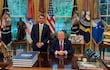 Fotografía tomada de la cuenta oficial en X @FlavioBolsonaro del senador derechista brasileño Flávio Bolsonaro (i) junto al presidente de EE.UU., Donald Trump, en el despacho oval de la Casa Blanca en Washington (EE.UU.) en mayo pasado. EFE/ @FlavioBolsonaro /