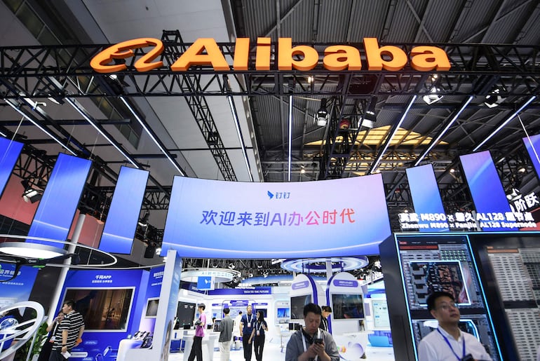 Personas visitan el estand de Alibaba durante la Conferencia Mundial de Inteligencia Artificial (WAIC), en Shanghái, el 17 de julio de 2026.