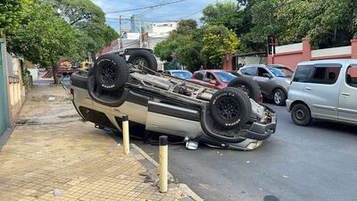 Así quedó el Toyota Hilux involucrado en el choque de esta mañana, sobre Herrera y Pa'i Pérez, centro de Asunción.