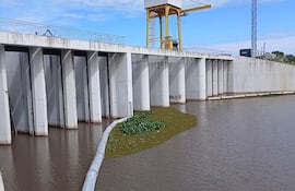 Cierran las compuertas en la estación central de bombeos sobre el arroyo Ñeembucú.