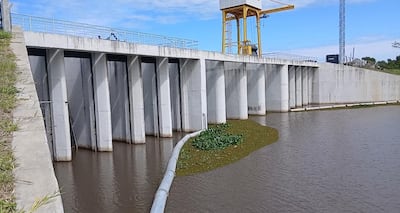 Cierran las compuertas en la estación central de bombeos sobre el arroyo Ñeembucú.