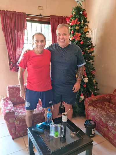 Juan Manuel Battaglia y Robert Pereira Molina compartieron ayer un grato momento. JMB realiza caminata diaria de media hora a la mañana y otros 30 minutos a la tarde, como parte de su recuperación.