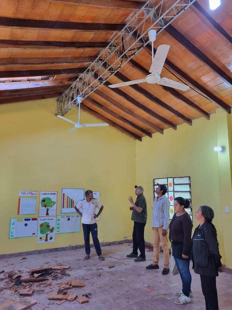 El techo había cedido en octubre del 2022 y desde ese entonces el MEC y autoridades municipales no ven como prioridad la reparación del local.