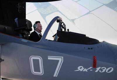 El presidente ruso Vladimir Putin durante una exhibición en la escuela de pilotos de Rusia.