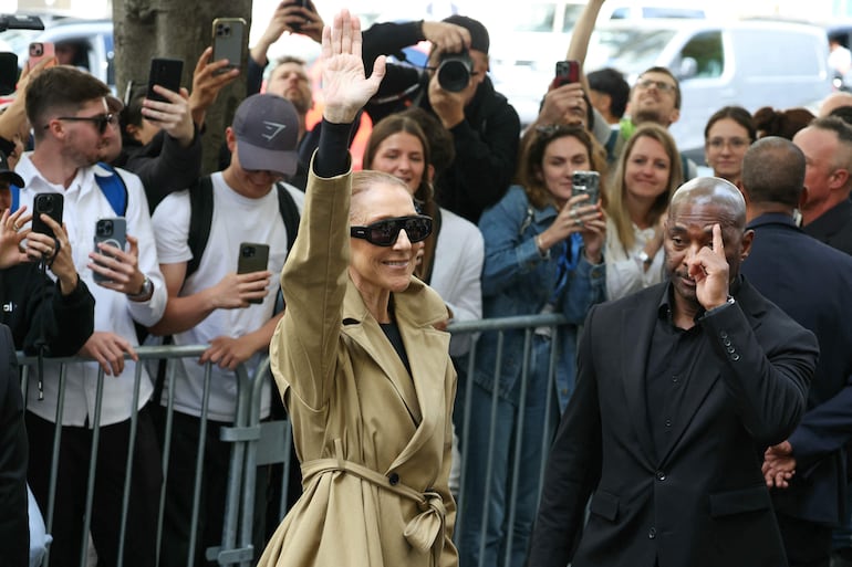Céline Dion fue recibida con mucho cariño por sus fans a su arribo al Hotel Le Royal Monceau en París. (Thomas SAMSON / AFP)