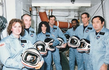 (8 de enero de 1986). Tripulación del Challenger 51-L en la White Room de la plataforma 39B tras la finalización de la Prueba de Demostración de la Cuenta Regresiva Terminal (TCDT). De izquierda a derecha: la participante del programa Maestro en el Espacio, Sharon “Christa” McAuliffe; el especialista de carga útil Gregory Jarvis; la especialista de misión Judy Resnik; el comandante Dick Scobee; el especialista de misión Ronald McNair; el piloto Michael Smith y el especialista de misión Ellison Onizuka.