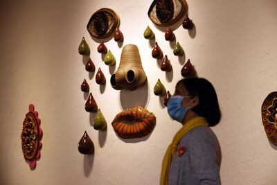 Una mujer recorre la exposición "Ovarios Calvarios" en el Claustro San Agustín, en Bogotá (Colombia). Una vagina que sangra, con los nombres de Jineth, Diana Fernanda o María Jovita, mujeres que han sufrido violencia sexual, escritos en los labios. De fondo suena "Nunca más atrapadas, más bien libres, fuertes, divergentes", con la voz de Andrea Echeverri, líder de la banda colombiana Aterciopelados. Es parte de "Ovarios Calvarios", un proyecto de Echeverri, que mezcla cerámica, hecha por la artista, y tres nuevas canciones de Aterciopelados con Vivir Quintana, La Muchacha y Las Añez, que claman contra la violencia machista y sexual.