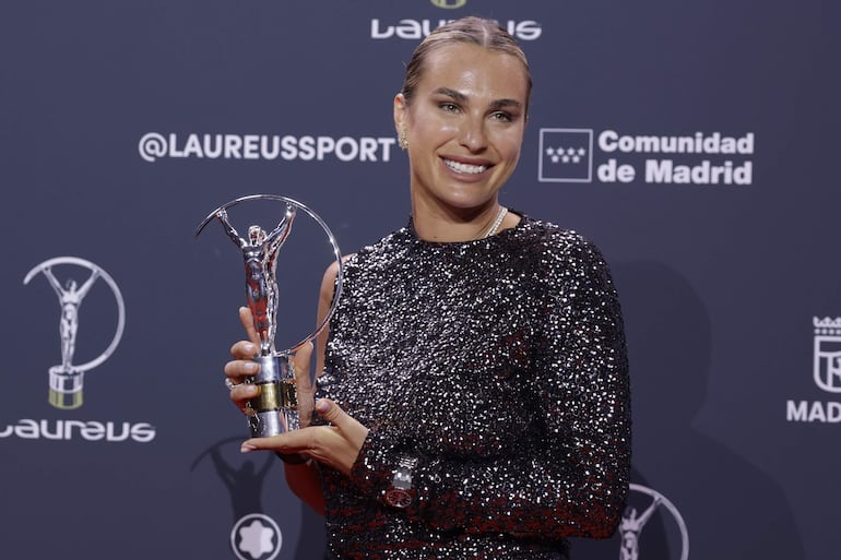 La tenista bielorrusa Aryna Sabalenka posa con el galardón a Deportista del Año en categoría femenina durante la gala de los premios Laureus World Sport 2026, los galardones más prestigiosos del deporte internacional, este lunes en el Palacio de Cibeles, en Madrid.