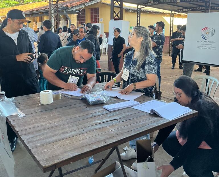 En el Colegio Soldado Paraguayo, donde está previsto que vote el candidato Daniel Pereira Mujica, también se registraron demoras en la conformación de algunas mesas receptoras de votos.