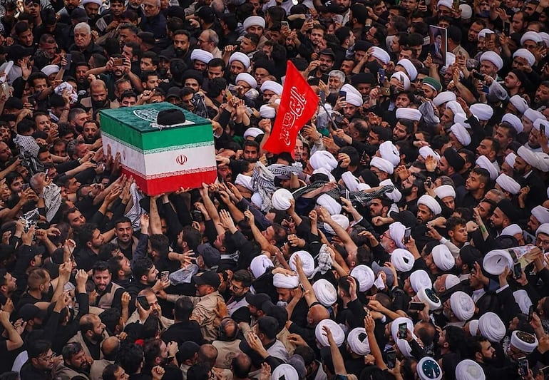 Iraquíes chiitas despiden al fallecido ayatolá Alí Jamenei, en Najaf, al sur de Bagdad, Irak.