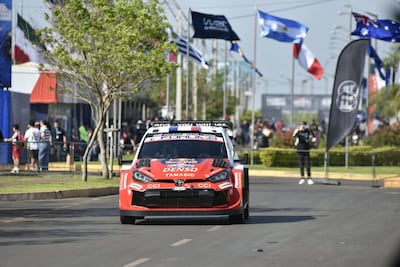 El Toyota GR Yaris Rally1 deja el Parque de Servicios para el Shakedown.