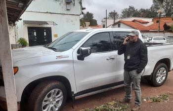 El jefe de Investigaciones de Katueté, comisario Édgar Sanabria, junto a la camioneta Chevrolet Silverado usada en el atentado en Corpus Christi.