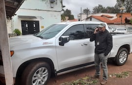 El jefe de Investigaciones de Katueté, comisario Édgar Sanabria, junto a la camioneta Chevrolet Silverado usada en el atentado en Corpus Christi.