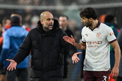 El defensor portugués del Manchester City #03 Ruben Dias (C-L) habla con el director español del Manchester City, Pep Guardiola, reacciona al final del partido de fútbol de la Premier League inglesa entre Luton Town y Manchester City en Kenilworth Road en Luton, al norte de Londres, el 10 de diciembre.