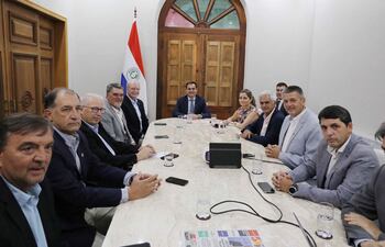 Representantes de los gremios de la producción ganadera del Paraguay, en la Cancillería, reunido con el titular de la Cartera, Rubén Ramirez Lezcano (archivo)