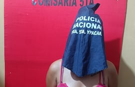 Esta mujer fue detenida como presunta autora del hurto de una maleta en Ypacaraí.