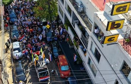 Un importante grupo de docentes marchan para ejercer presión durante el tratamiento de la reforma de la Caja Fiscal.