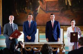 De izquierda a derecha: el embajador de España en Paraguay, Javier Parrondo, el presidente del Gobierno de España, Pedro Sánchez, el presidente de Paraguay, Santiago Peña, y la ministra de Cultura de Paraguay, Adriana Ortiz, durante la firma de convenios este miércoles, en Asunción (Paraguay).