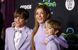 La cantante colombiana Shakira con sus hijos Sasha y Milan en el estreno de la película 'Zootopia 2' en el Teatro El Capitán de Los Ángeles. (EFE/EPA/CAROLINE BREHMAN)