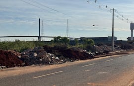 Montículos de arena y escombros cubren la vereda y parte del asfalto en el barrio Cerrito Caracará, zona Costanera Norte.