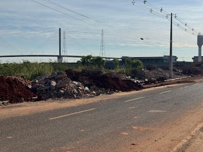Montículos de arena y escombros cubren la vereda y parte del asfalto en el barrio Cerrito Caracará, zona Costanera Norte.