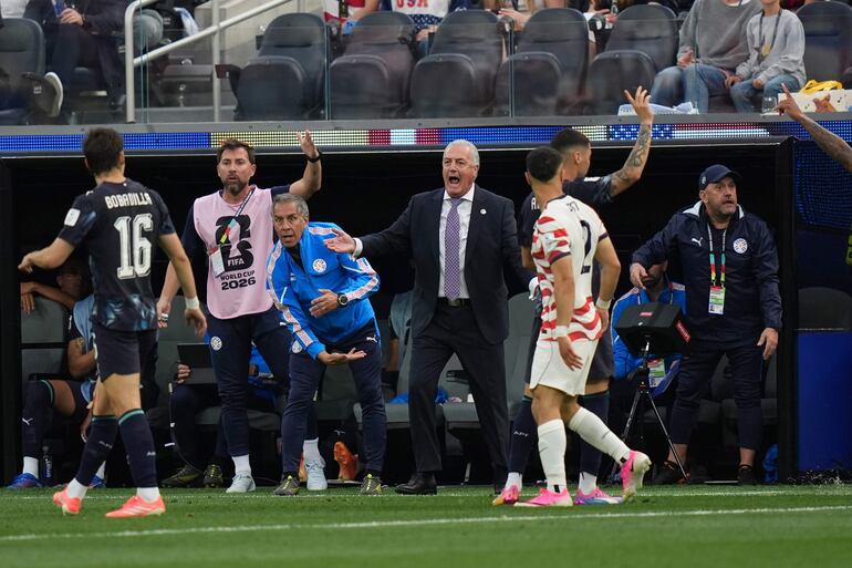 El director técnico de Paraguay, Gustavo Alfaro, gesticula durante el partido de la fase de grupos de la Copa Mundial de la FIFA 2026 entre Estados Unidos y Paraguay, en Los Ángeles, California.