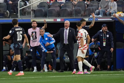 El director técnico de Paraguay, Gustavo Alfaro, gesticula durante el partido de la fase de grupos de la Copa Mundial de la FIFA 2026 entre Estados Unidos y Paraguay, en Los Ángeles, California, EE. UU.