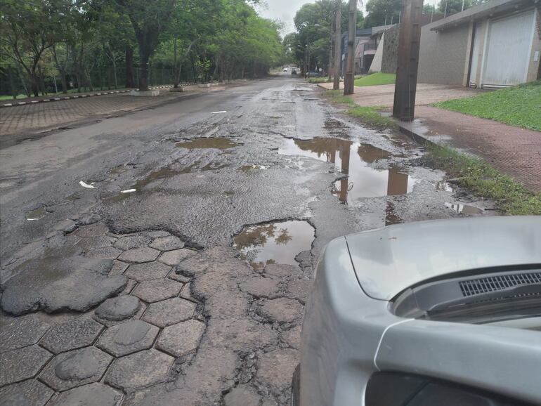 Una postal del deterioro urbano: La avenida Los Lapachos, detrás del Parque Lineal de Itaipú Binacional, parece bombardeada.