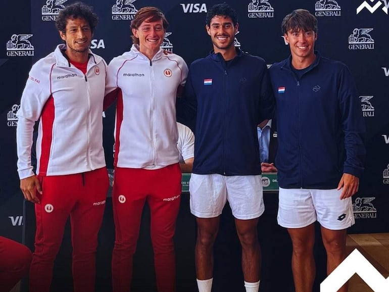 Daniel Vallejo Dani sonríe con su equipo, todos con ropa de tenis en ambiente festivo durante la Copa Davis.
