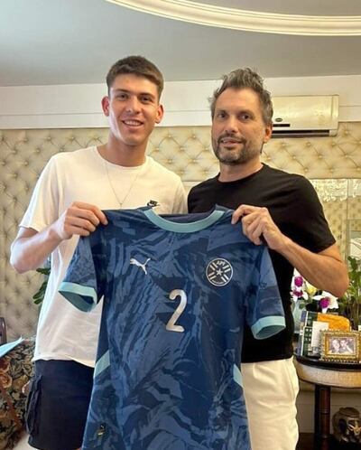 Lucas Ramón Romero, con el presidente de Recoleta FC, Luis Antonio Vidal Velázquez.