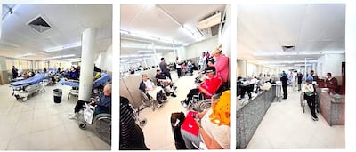 Pacientes en sillas de ruedas y camas con expresión de espera y atención en un ambiente hospitalario iluminado.