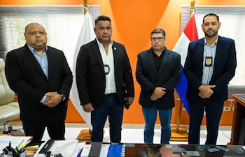 Los jefes policiales durante la reunión con el intendente, Daniel Pereira Mujica.