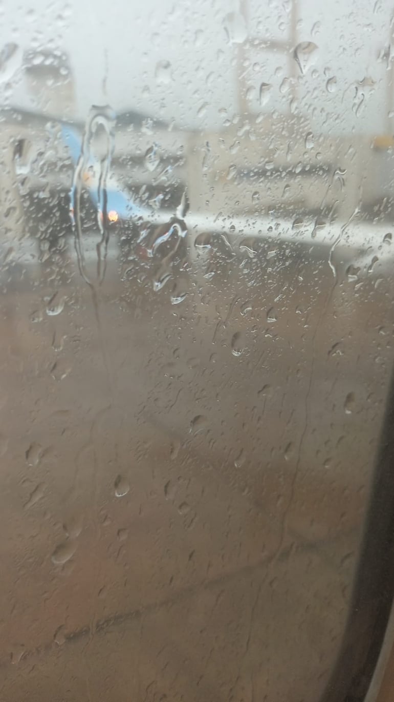 Vuelo de flybondi que se retrasó tras caída de un rayo en el aeropuerto internacional Silvio Pettirossi.