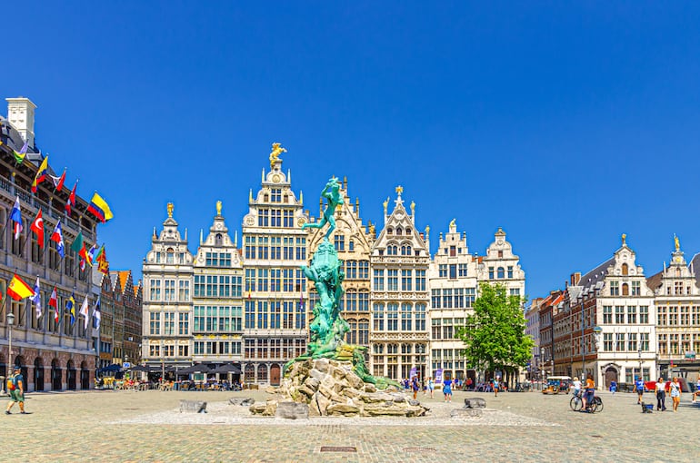 Fuente Brabo de Brabofontein, edificios de guildhalls con frontones en la plaza del Gran Mercado de Grote Markt en el centro histórico de la ciudad de Amberes, Bélgica.