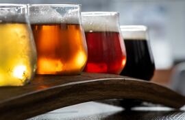 Cuatro cervezas recién tiradas.