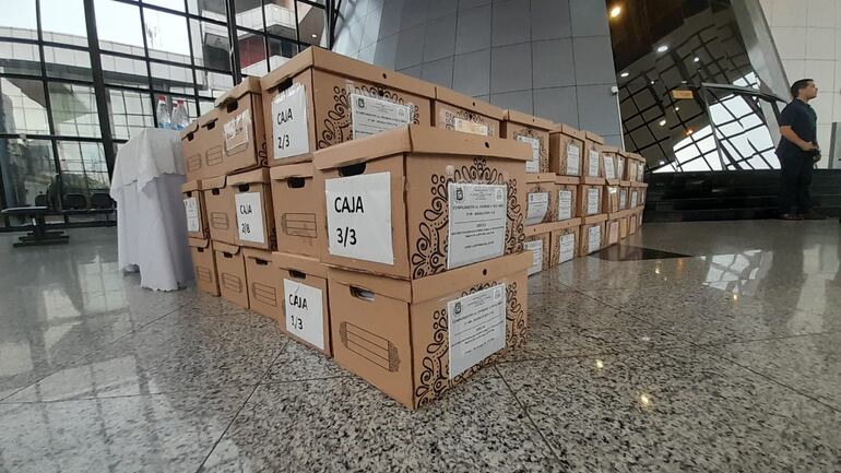 El intendente de ciudad del Este, Miguel Prieto, llegó con una camionada de documentos para entregar al Senado, tras el pedido realizado por el senador Basilio "Bachi" Núñez. Son más de 150.000 documentos contenidos en más de 160 cajas. Corresponden a documentación de la gestión de Prieto desde el 14 de mayo del 2019 hasta la fecha.