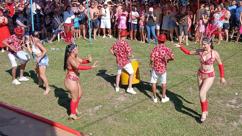 El evento contó con un sambódromo especialmente acondicionado para la ocasión, donde desfilaron academias de danza y comparsas que hicieron vibrar al público