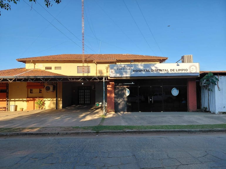 Fachada del Hospital Distrital de Limpio con acceso principal y cielo despejado, sin personas visibles en la imagen.