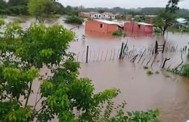 Varios asentamientos quedaron completamente inundados en la ciudad de Luque. La imagen corresponde al asentamiento de San Roque.