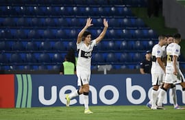 El volante ofensivo de Olimpia, Rubén Lezcano celebra el tanto ganador en el duelo ante el Sportivo Trinidense, en la fase preliminar de la Copa Sudamericana.