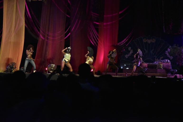 La rapera norteamericana Doechii en el escenario del día dos del Asunciónico 2026.