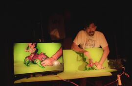 Una escena de “Besitos, besitos y juguetes”, unipersonal de Manu Alviso.