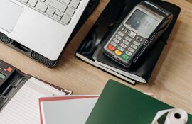 Imagen ilustrativa: facturación en papel y equipos informáticos.