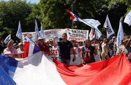 AME6732. ASUNCIÓN (PARAGUAY), 13/11/2024.- Integrantes de sindicatos laborales y funcionarios públicos del sector de la salud participan en una protesta en contra del Proyecto de Ley de Carrera Civil este miércoles, frente al Palacio Legislativo en Asunción (Paraguay). EFE/ Juan Pablo Pino