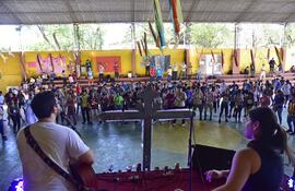 Los participantes de la Pascua Joven coreando temas católicos en la Pascua Joven de la iglesia de la Santísima Trinidad, en el barrio homónimo.